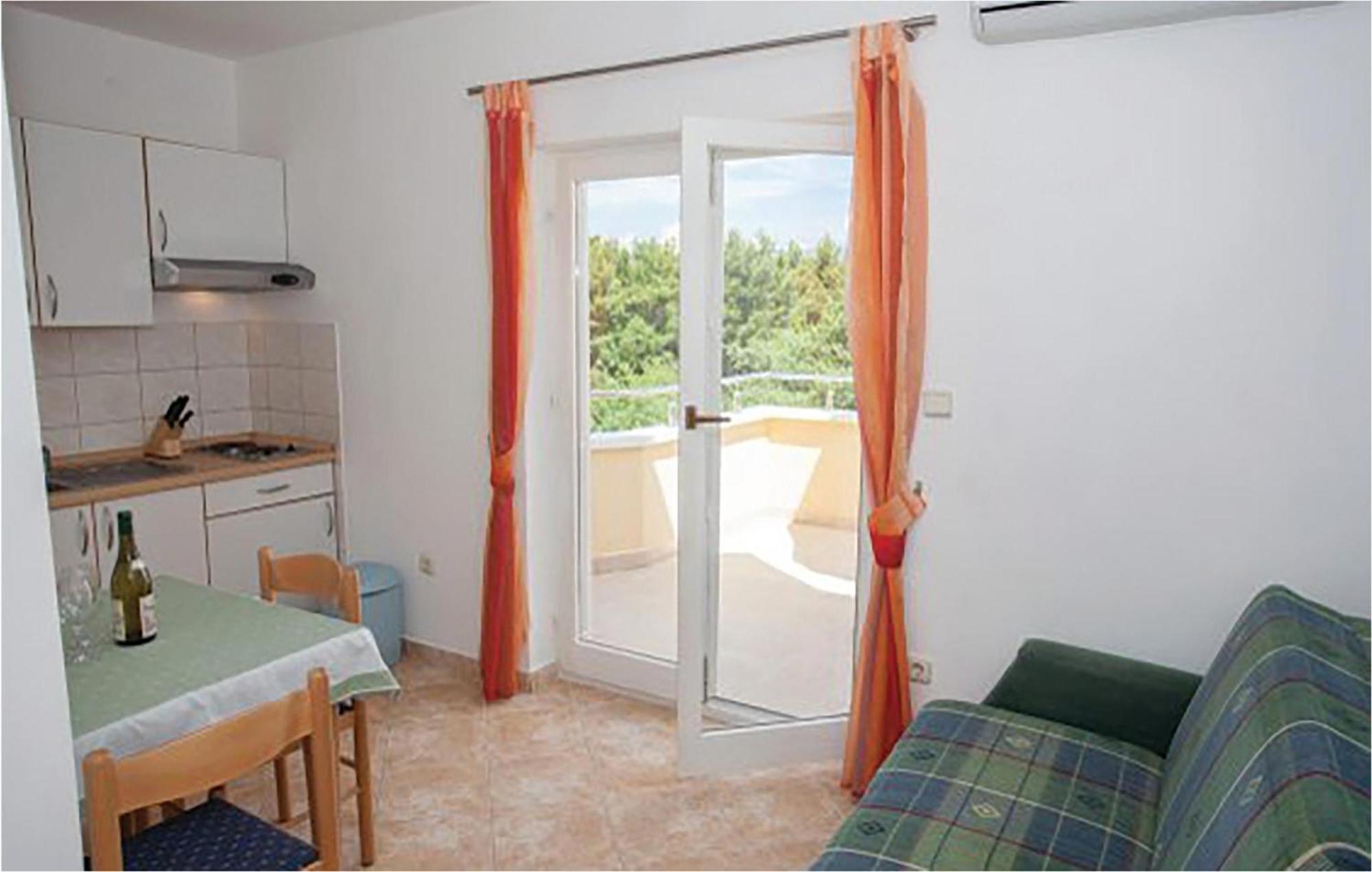 Amazing Apartment In Malinska With Kitchen Esterno foto