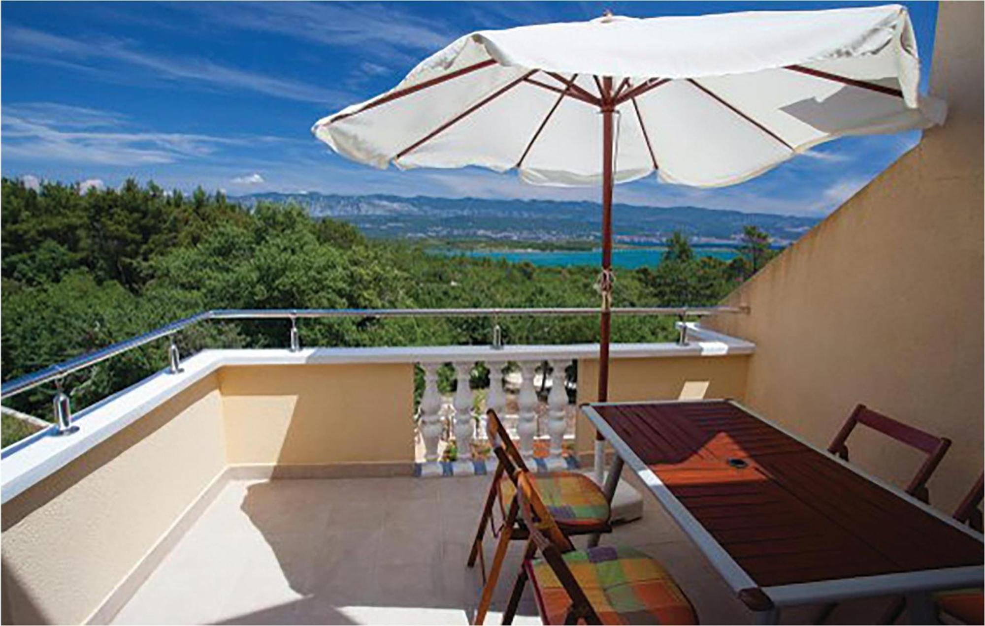 Amazing Apartment In Malinska With Kitchen Esterno foto