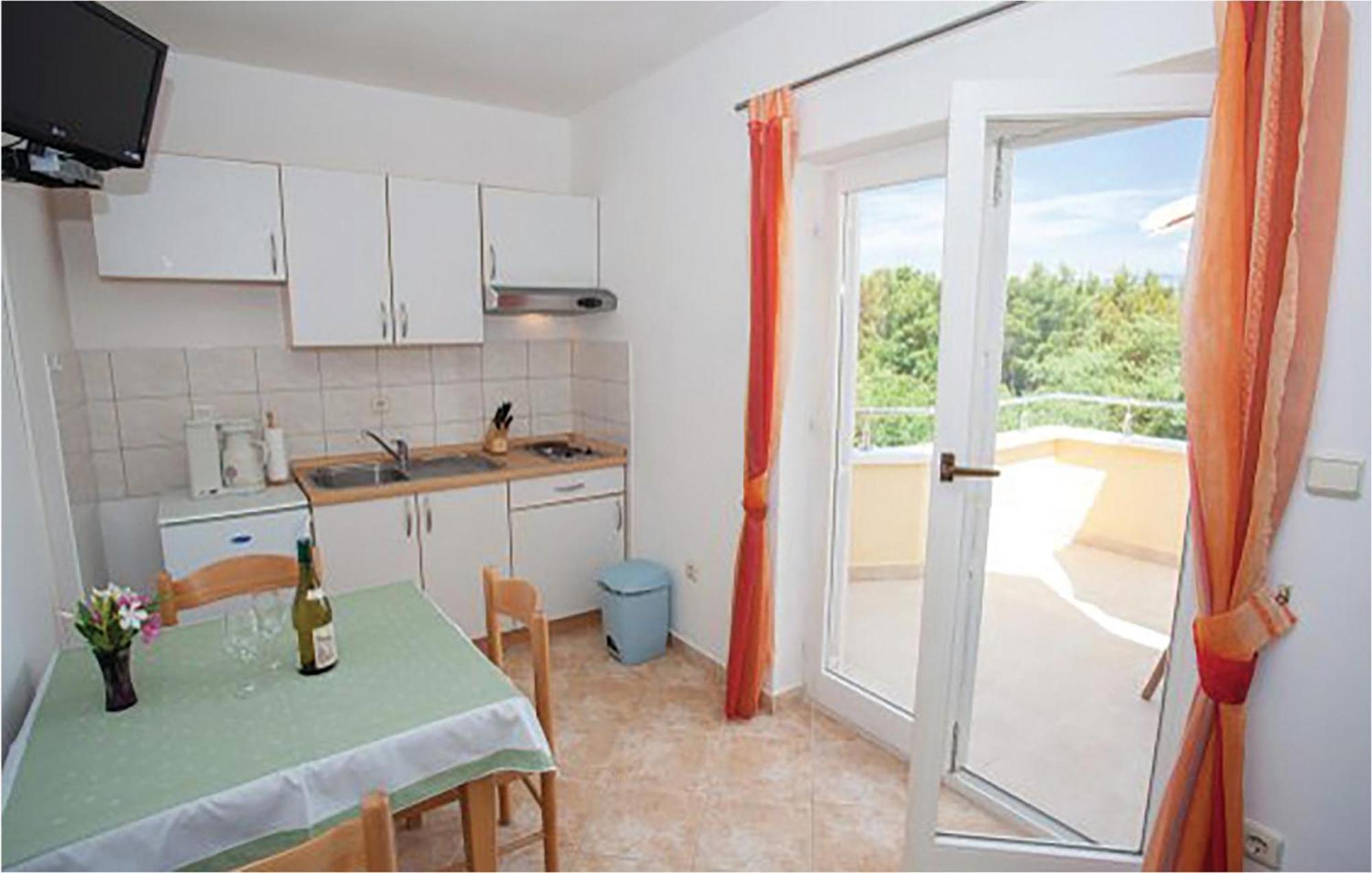 Amazing Apartment In Malinska With Kitchen Esterno foto