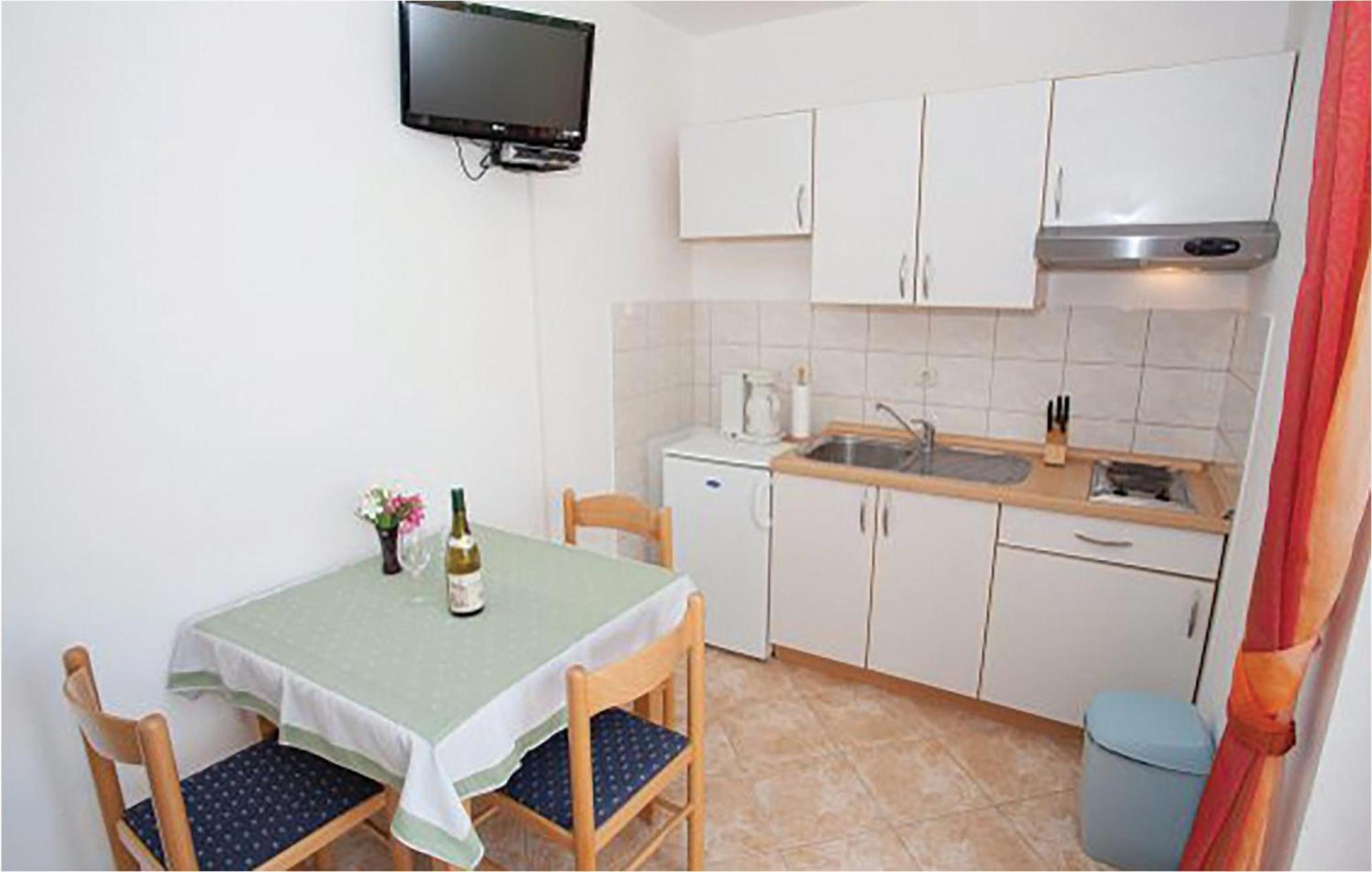 Amazing Apartment In Malinska With Kitchen Esterno foto